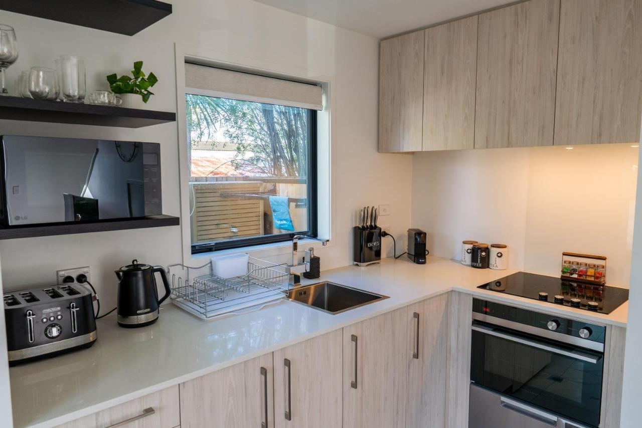 King Bed On Hagley Park Corner In The Cbd Apartment Christchurch Exterior photo
