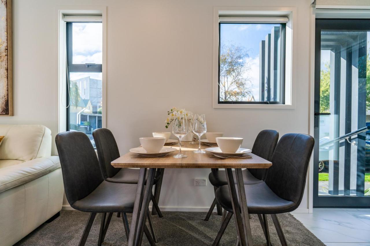 King Bed On Hagley Park Corner In The Cbd Apartment Christchurch Exterior photo