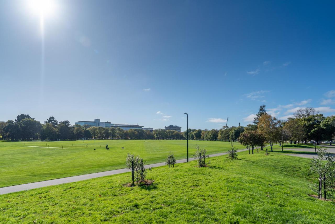 King Bed On Hagley Park Corner In The Cbd Apartment Christchurch Exterior photo