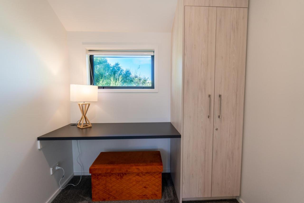 King Bed On Hagley Park Corner In The Cbd Apartment Christchurch Exterior photo