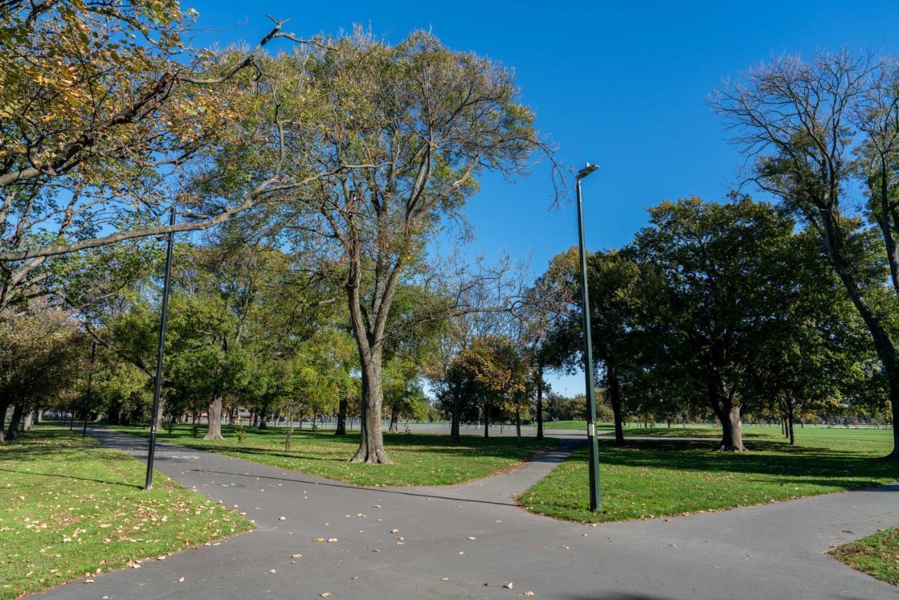 King Bed On Hagley Park Corner In The Cbd Apartment Christchurch Exterior photo